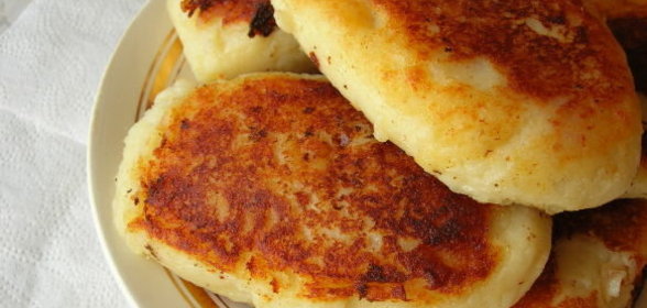 Картофельные пирожки с сосиской