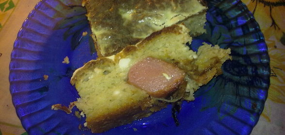 Тутманик с начинкой из карамелизованного лука и сосисок