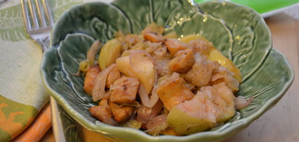 Тушеная капуста с яблоками и колбасками. Тест-драйв с Окраиной