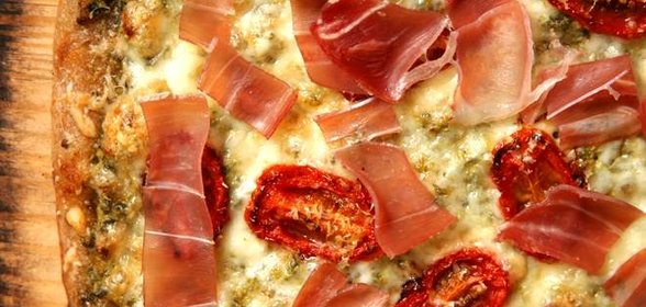 Пицца с ветчиной, козьим сыром и помидорами