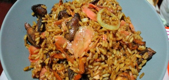 Жареный рис со свининой и овощами