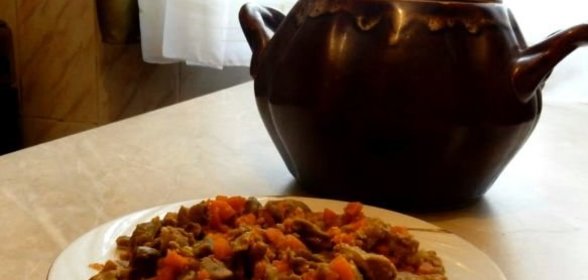 Куриные желудки, тушенные в глиняном горшочке