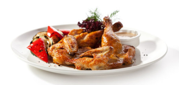 Куриные крылышки в соусе барбекю с запеченными овощами