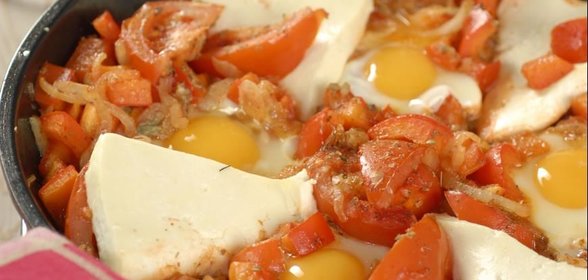 Шакшука со сладким перцем и брынзой