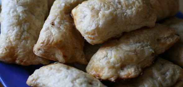 Слоёные пирожки с яблоками