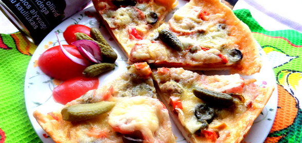 Пицца с салями и маслинами