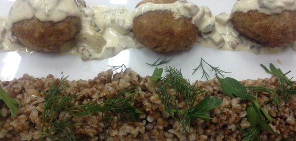 Котлетки из трех видов мяса с гречневым ризотто и соусом из лесных грибов