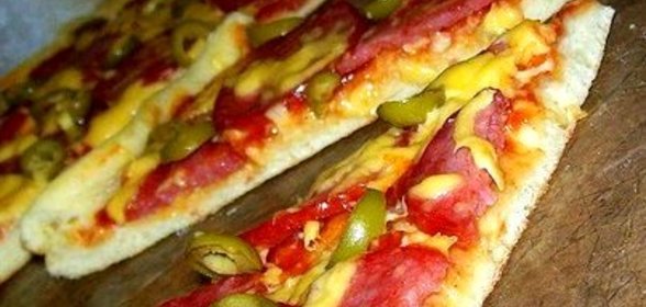 Пицца с салями и оливками
