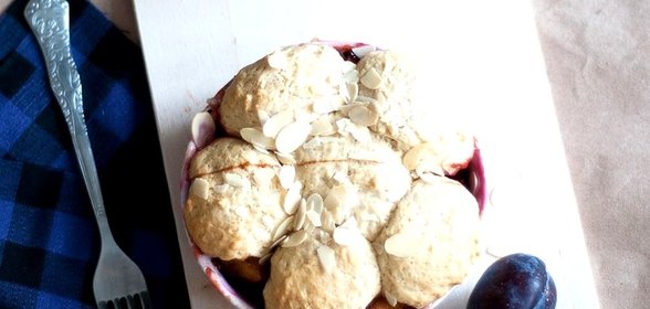 Сливовый коблер с миндалем