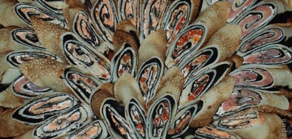 Блинные рулетики с семгой и красной икрой