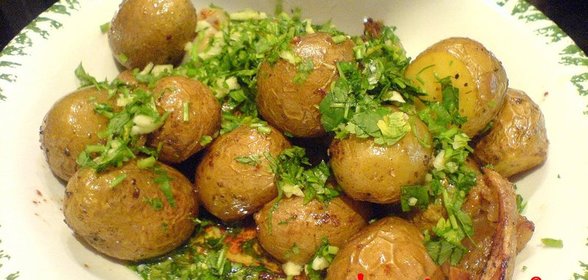 Картофель, запечённый в пакете с салом и специями Америка. К нему руккола