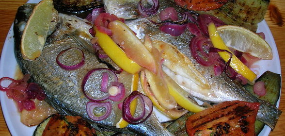 Дорада запеченная с овощами-гриль
