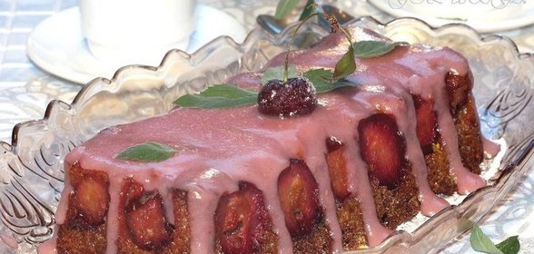 Морковный кекс с ягодной глазурью