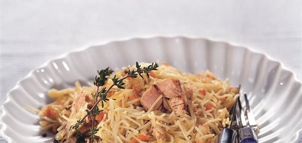 Лапша с консервированным лососем