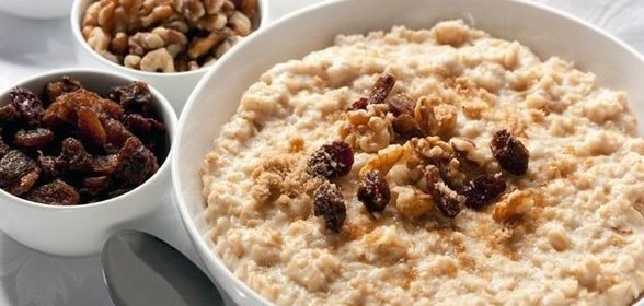 Овсяная каша с изюмом и персиками