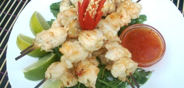 Мясо крокодила на шпажках