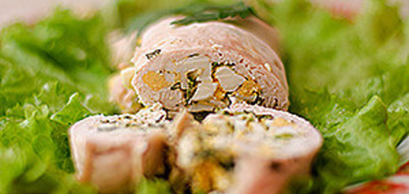 Куриная грудка, фаршированная яйцами с зеленью