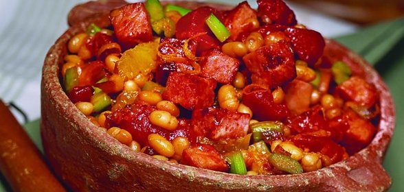 Фасоль с ветчиной под соусом из апельсинов и паприки