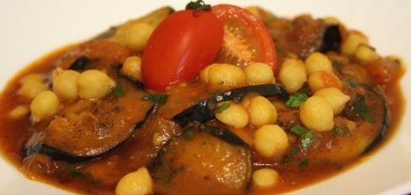 Баклажаны с нутом в томатном соусе