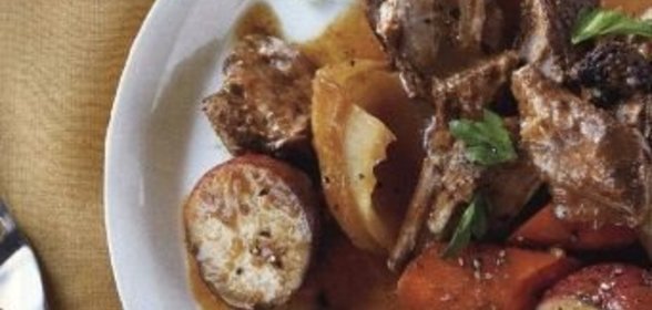 Овощное рагу с грибами и говядиной, приготовленное в медленноварке