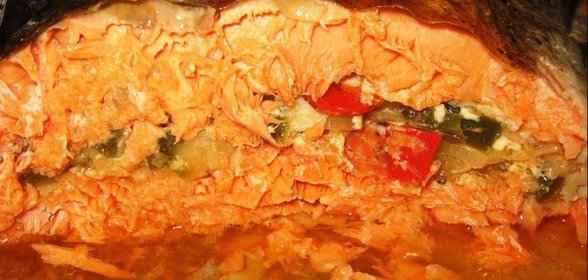 Лосось со сладким перцем запеченный целиком