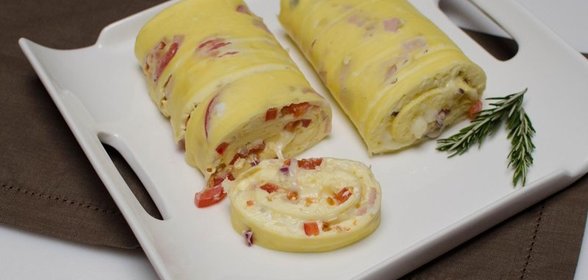 Рулет из омлета с сыром