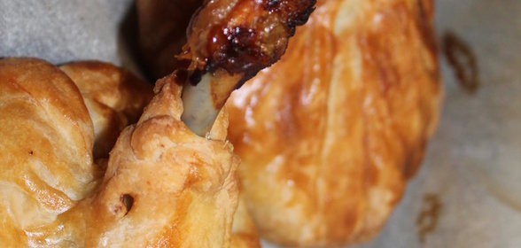 куриная ножка в тесте, с картошкой,луком и грибами