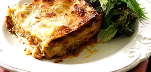 Лазанья с соусом бешамель, марсалой, пармезаном и луком-шалот