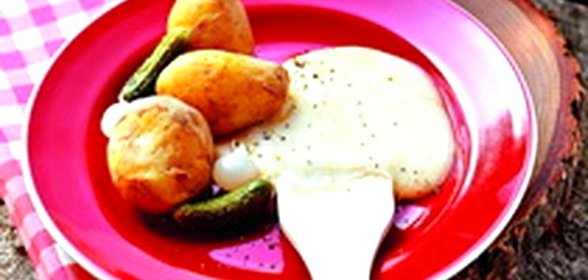 Раклет из сыра, картофеля, маринованных огурчиков и хлебцов