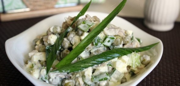 Салат с курицей и малосольными огурцами