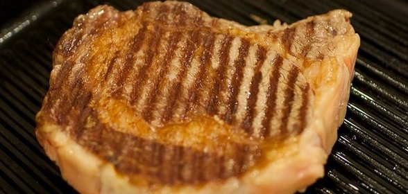 Стейк на сковороде-гриль