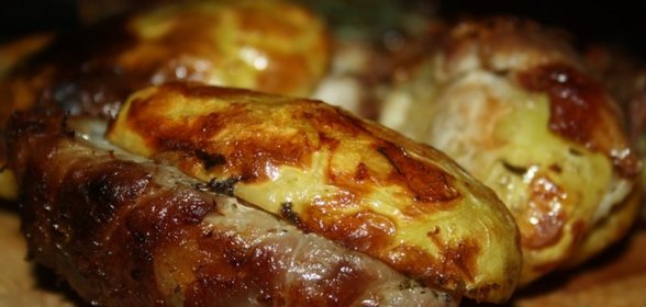 Картофель с беконом и сухой кавказской аджикой в фольге в углях