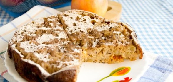 Шарлотка на сковороде с яблоками