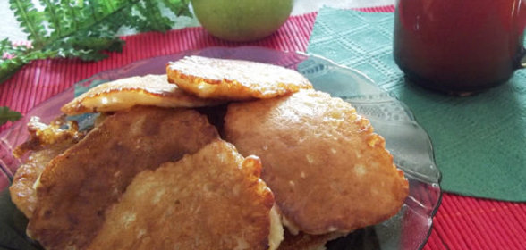 Оладьи с яблоками и корицей