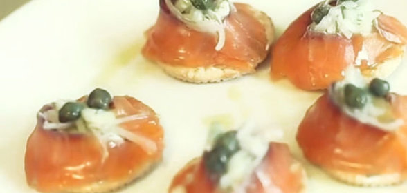 Лосось с укропно-сметанным соусом и каперсами