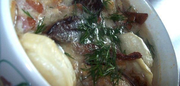 Пельмени томленные в горшочке с беконом и лесными грибами