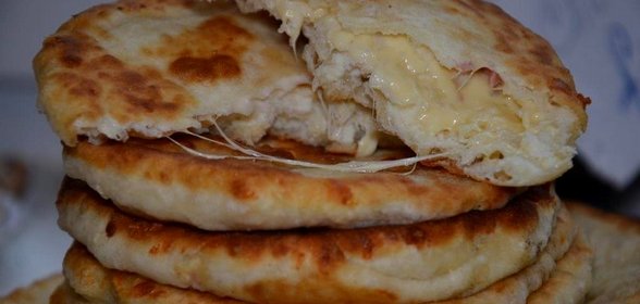 Сырные пышки с сырно колбасной начинкой