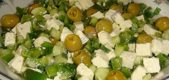 Зелёный греческий салат с сыром фета