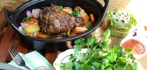 Голень индейки с печеными яблоками