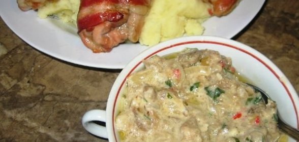 Куриные бедрышки в беконе с баклажанным соусом