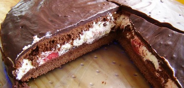Шоколадный торт с клубникой