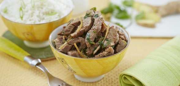 Обжаренная говядина с кинзой и имбирем