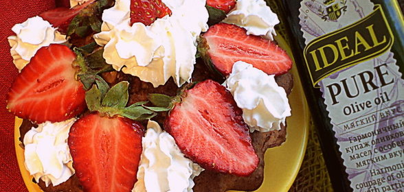 Праздничный кекс к 9 Мая с изюмом, орехами, взбитыми сливками и клубникой!