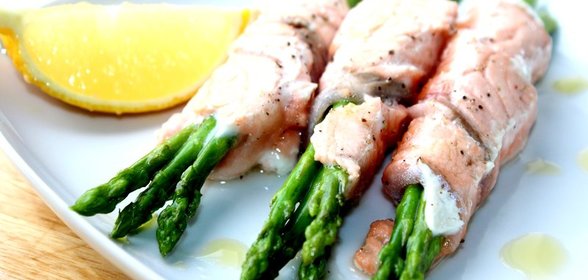 Закуска из спаржи с лососем