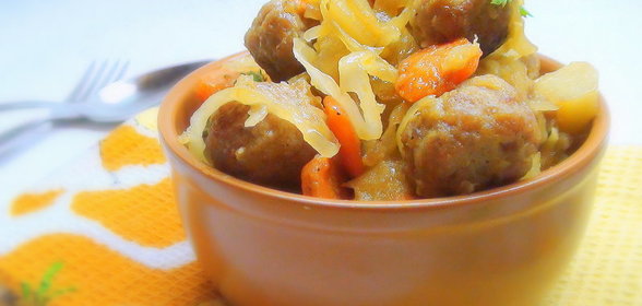 Овощное рагу с кислой капустой и тефтелями. Капуста - на столе не пусто :)