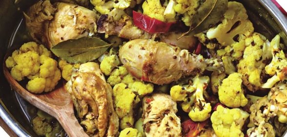 Курица по-бенгальски с картофелем и цветной капустой