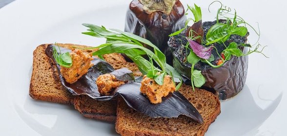 Аджапсандал из баклажан с дальневосточными кальмарами