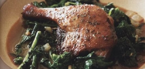 Утиные ножки с брокколи в винном соусе