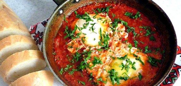 Шакшука с репчатым луком и сладким перцем