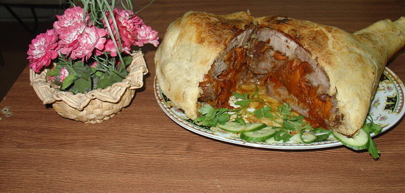 Фаршированная баранья нога с курагой и с овощным соусом